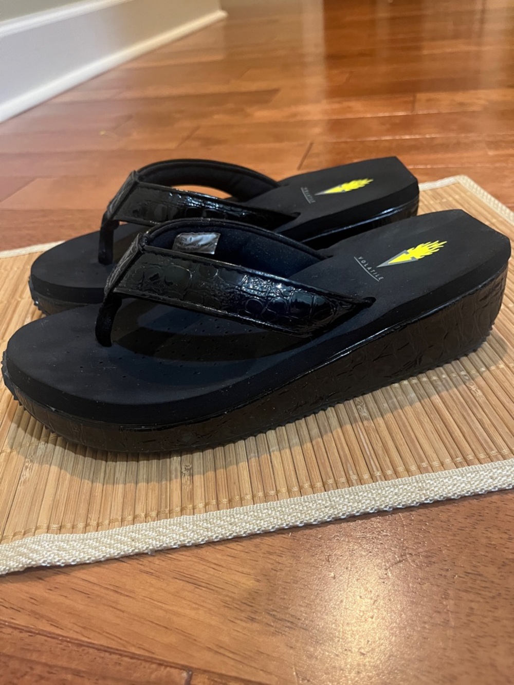 Volatile croc-embossed platform wedge flip-flops 2 in heel size 8 - Picture 2 of 6